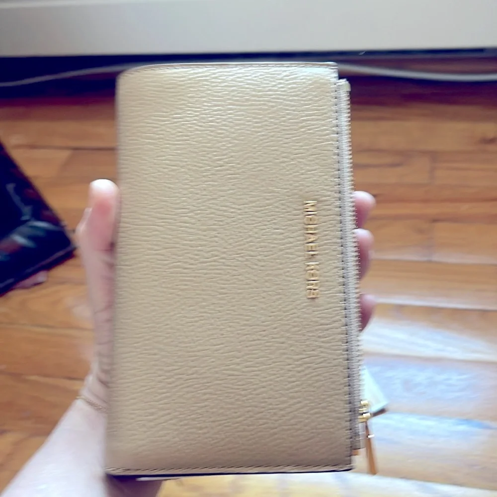 - Michael Kors Jet Set Double Zipper Wristlet. Color Camel . NWT